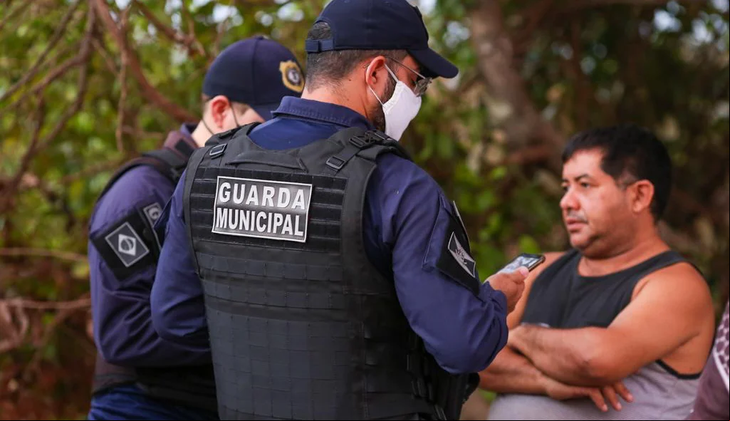 Guarda Municipal falando com o dono do veículo