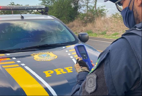 PRF prende homem embriagado na BR 316 no município de Elesbão Veloso