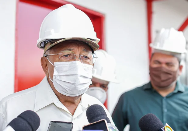 Dr. Pessoa visita obra da galeria da zona leste