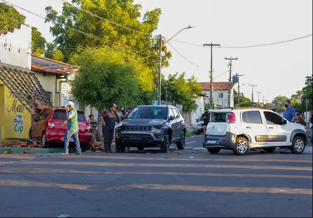 Acidente entre três carros deixa grávida e criança feridas no Cabral