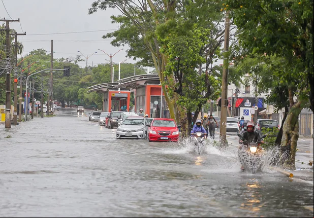 Chuva causa transtornos em Teresina