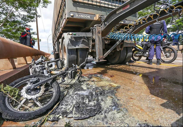 Motociclista tem pernas esmagadas em colisão com carreta na Ponte Nova