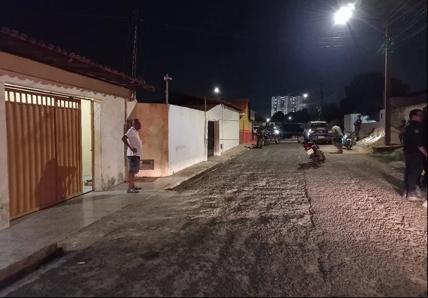 Criança é assassinada e mãe baleada em assalto no Ilhotas