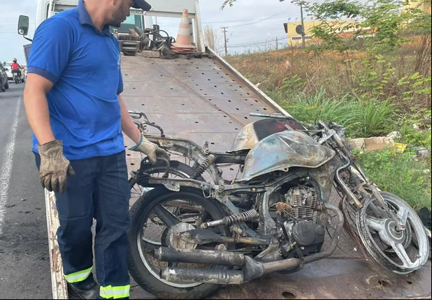 Motos pegam fogo após colisão frontal na zona sudeste de Teresina