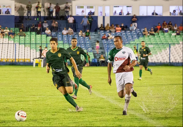 Jogo entre Altos e Fluminense-PI valendo a liderança do campeonato