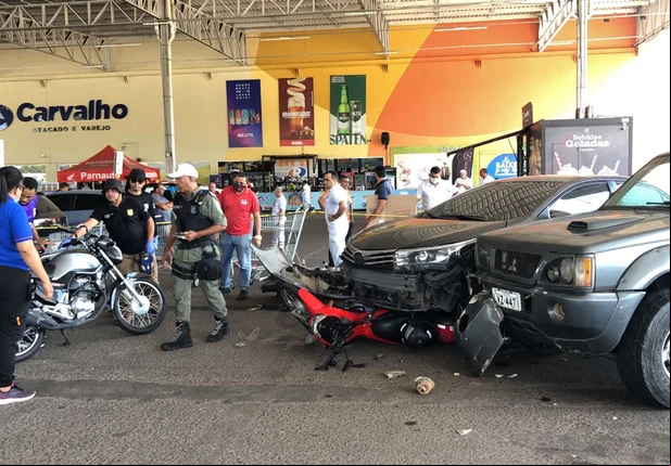 Idoso colide em veículos no estacionamento de supermercado na Kennedy