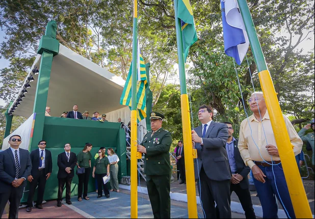 Desfile Cívico do 7 de Setembro reúne milhares de pessoas em Teresina