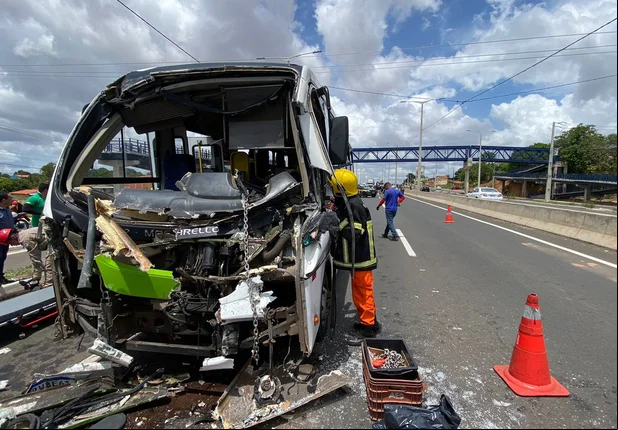 Seis pessoas ficam feridas em acidente na BR 316