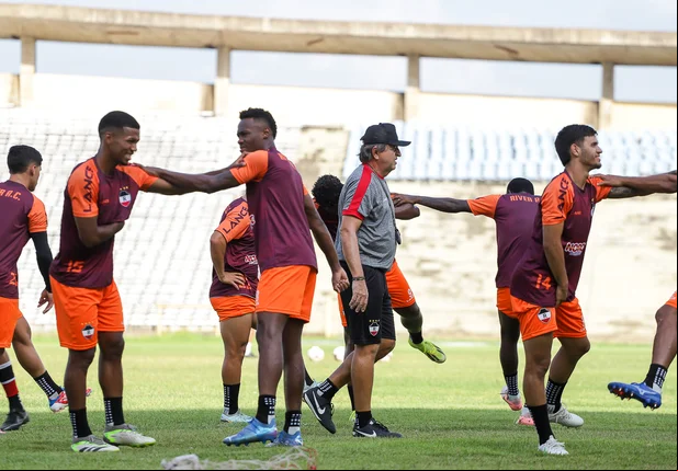 Treino do River no estádio Albertão