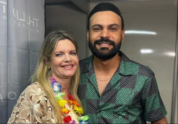 Concurso de escolas de samba e show agitam a segunda noite de Carnaval