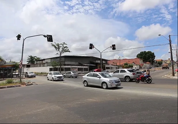 Motoristas pedem nova sinalização na Avenida Celso Pinheiro
