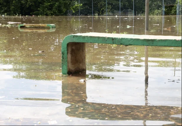 Rio Poti invade ruas na zona norte de Teresina